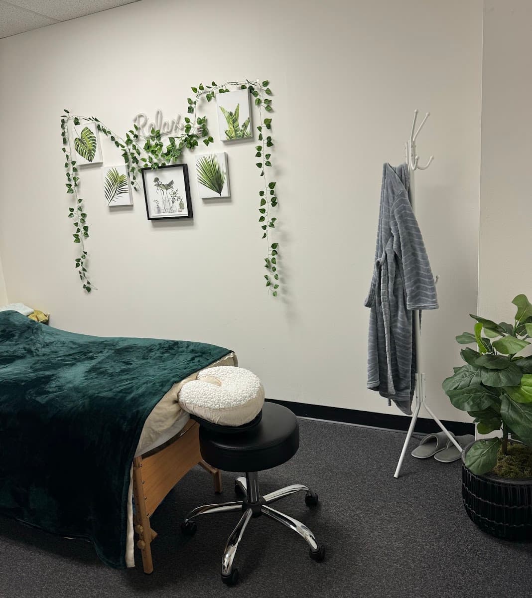 Omni's Healing Hands Massage Therapy photo 1 of 3