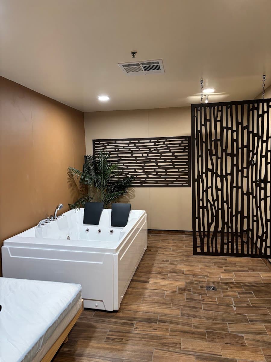 Tropical Garden Hot Tub & Tanning